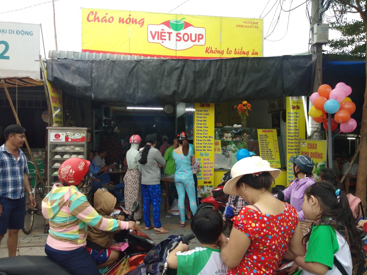 Bán cháo dinh dưỡng mùa Tết
